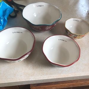 Pioneer woman measuring bowls